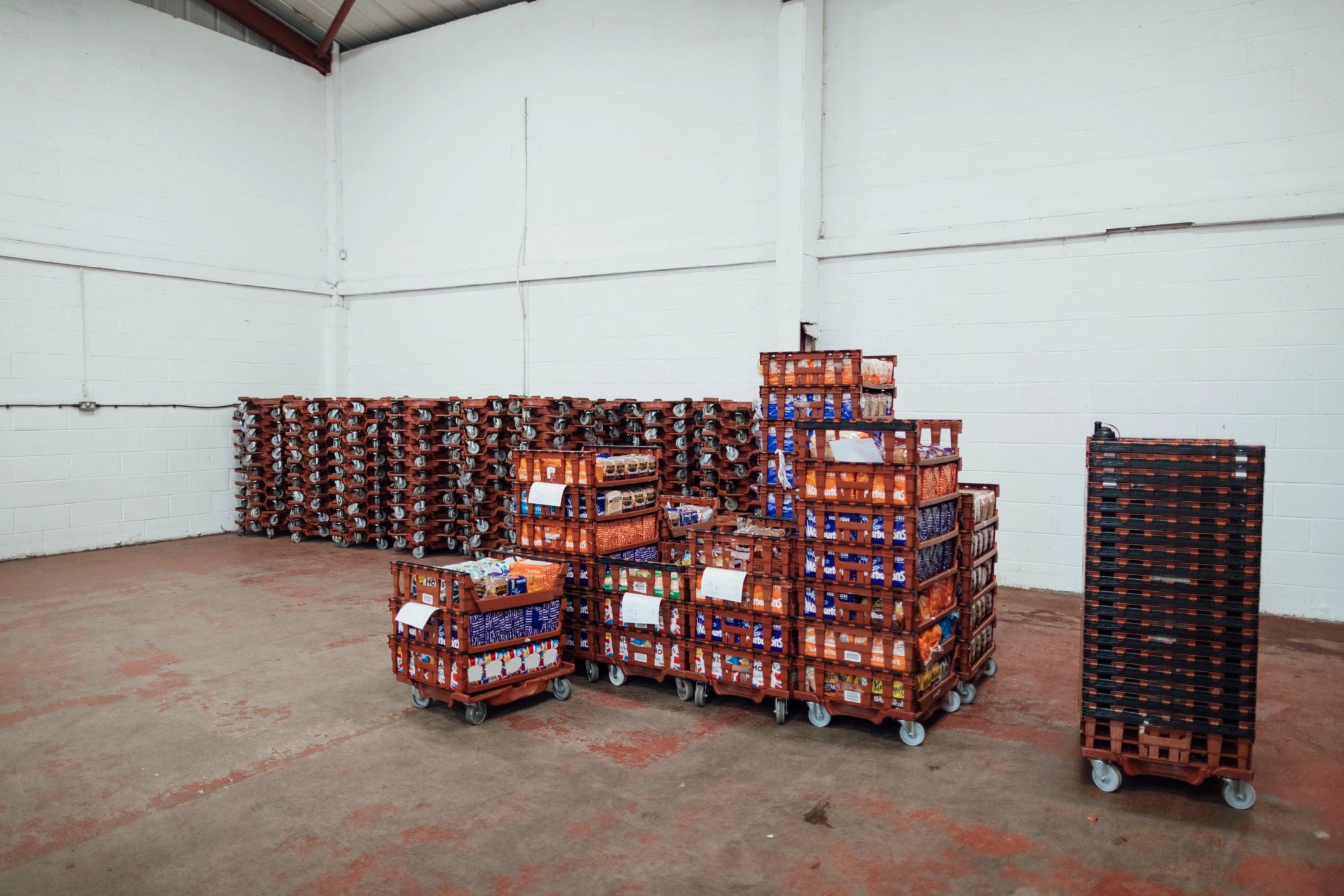 Food distribution pallets in a warehouse